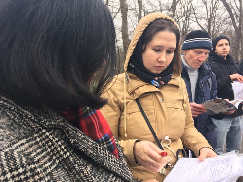 Участники митинга в Краснодаре подписывают резолюцию. 29 февраля 2020. Фото Анны Грицевич для "Кавказского узла"
