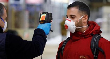 Люди в медицинских масках. Фото REUTERS/Ciro De Luca