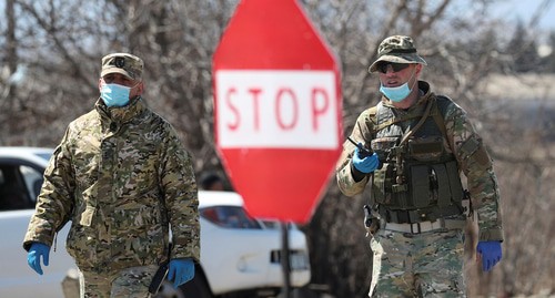 Грузинские военнослужащие в защитных масках в Марнеули.  Грузия, 23 марта 2020 года. REUTERS/Ираклий Геденидзе