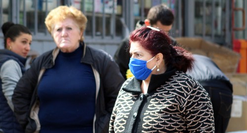Женщина в маске на улице Еревана во время коронавируса. Фото Тиграна Петросяна для "Кавказского узла"