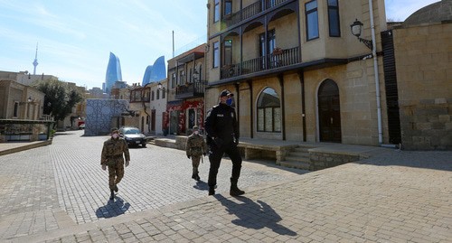 Сотрудники полиции в медицинских масках на улицах Баку. Фото Азиза Каримова для "Кавказского узла"