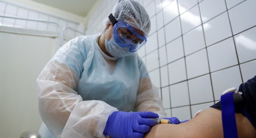 Медицинский работник берет кровь у пациента. Фото: REUTERS/Maxim Shemetov
