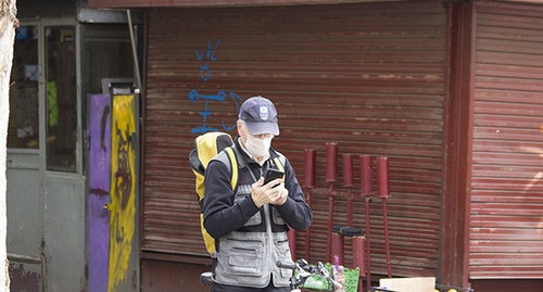 Человек в маске на улицах Тбилиси. Фото Инны Кукуджановой для "Кавказсого узла"