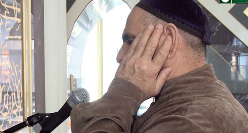 Молитва в центральной мечети в Назрани. Стоп-кадр видео https://youtu.be/TlSHcqhKIIs