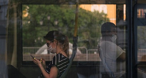 Пассажиры в общественном транспорте Фото: REUTERS/Evgenia Novozhenina