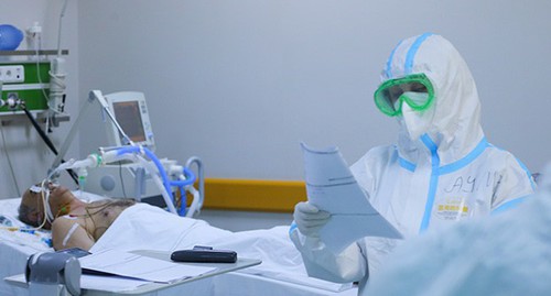 Медицинский работник около пациента. Фото Азиза Каримова для "Кавказского узла"