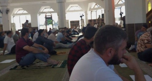 Утренняя молитва в Соборной мечети Нальчика.  31 июля 2020 г. Фото Людмилы Маратовой для "Кавказского узла"