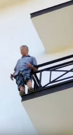 Пенсионер Чертков отовится к прыжку с многоэтажки. Фото Светланы Кравченко для "Кавказского узла"