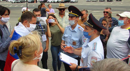 Полицейские предупреждают участников акции в Волгограде 1 августа об ответственности. Фото корреспондента "Кавказского узла".