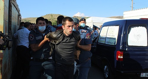 Сотрудники полиции задерживают участника акции протеста. 4 августа 2020 г. Фото Тиграна Петросяна для "Кавказского узла"