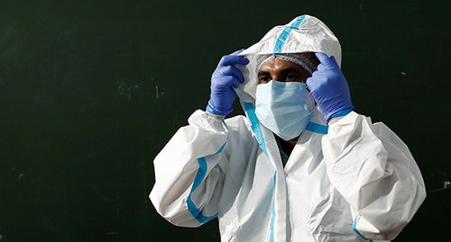 Медицинский работник в защитном костюме. Фото: REUTERS/Adnan Abidi