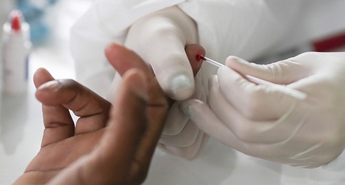 Взятия крови на тест на коронавирус. Фото: REUTERS/Amanda Perobelli