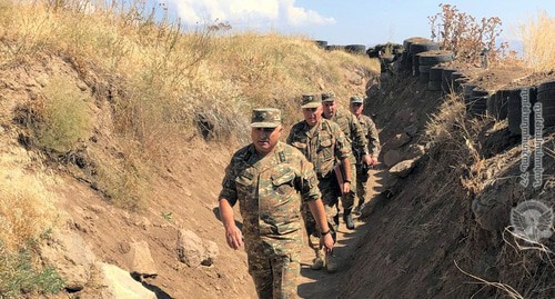 Проверка выполнения задач  5-го соединения N-ской воинской части на боевых позициях Армении. Фото пресс-службы МО Армении