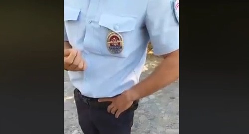 Сотрудник полиции, остановивший на улице Давида Канкию. Стоп-кадр видео https://www.facebook.com/david.kankiya/posts/3279023522156256