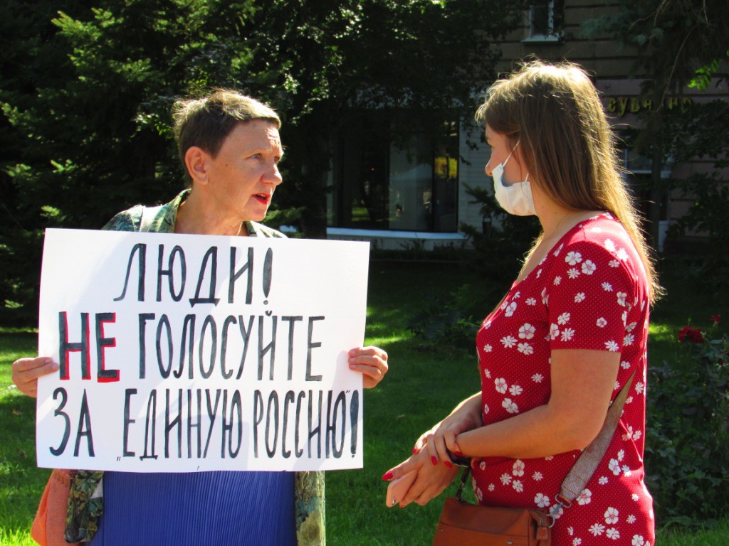 Активистка Наталья Дорожнова (слева) на пикете в Волгограде 5 сентября 2020 года. Фото Вячеслава Ященко для "Кавказского узла".