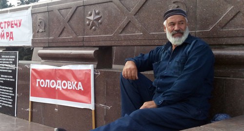 Житель Альбурикента Бектемир Салихов объявил бессрочную голодовку но менее через час был доставлен в полицию. 18 сентября 2020. Фото Расула Магомедова для "Кавказского узла"