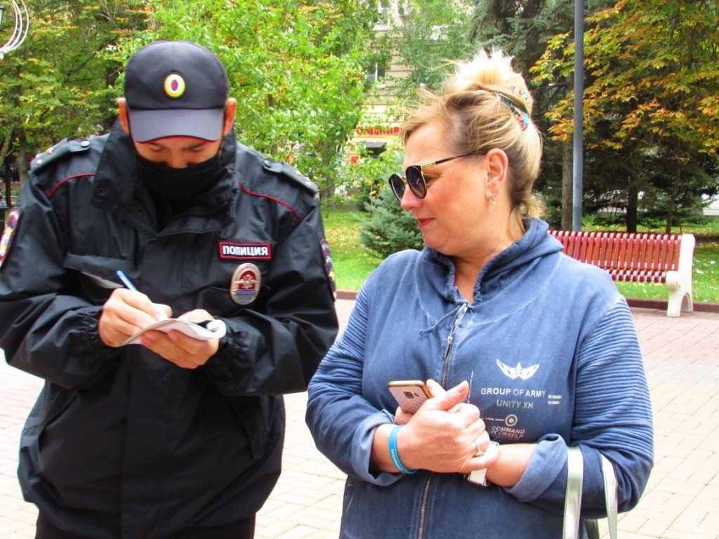 Полицейский записывает личные данные Елены Шеиной. 19 сентября 2020 г. Фото Вячеслава Ященко для "Кавказского узла"
