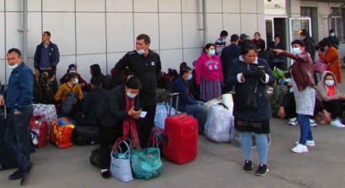 Узбекские мигранты на вокзале в Волжском. Фото Вячеслава Ященко для "Кавказского узла"
