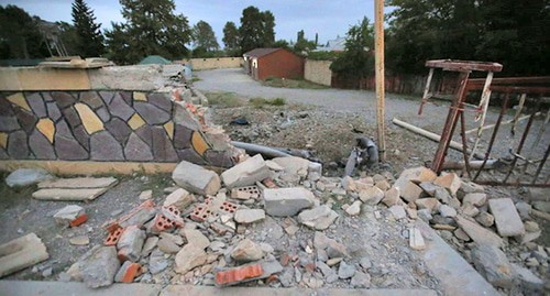 Разрушенный забор азербайджанском селе. Фото Азиза Каримова для "Кавказского узла"