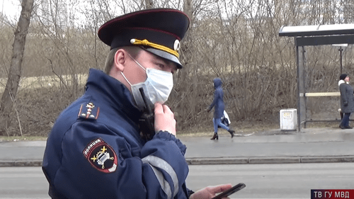 Полицейский со смартфоном в руках. Стоп-кадр видео https://www.youtube.com/watch?v=NPQgNeW1dGI
