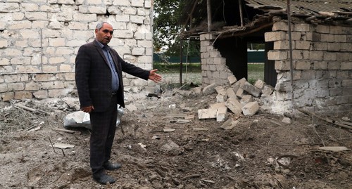 Житель села показывает, куда попал снаряд. Фото Азиза Каримова для "Кавказского узла".