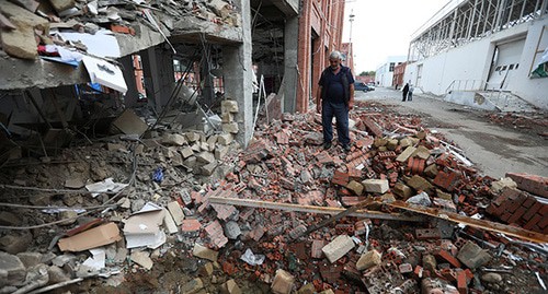 Разрушенный жилой дом в Гяндже, октября 2020. Фото: REUTERS/Aziz Karimov