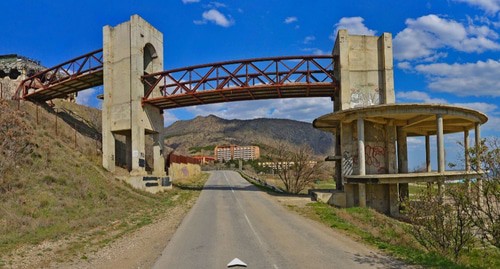 Мост при въезде в село Морское, Крым. Скриншот фотографии на сервисе "Яндекс.Карты"
