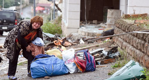 Оставшаяся без крыши над головой женщина собирает вещи, 6 октября 2020 года. Давид Каграманян/НКР инфоцентр/Пан фото/Reuters