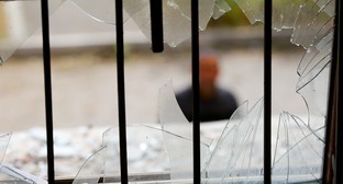 Разбитое взрывом окно. Нагорный Карабах. Фото Азиза Каримова для "Кавказского узла"