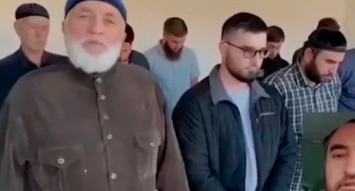 Видеообращение родственников проживающего в Австрии чеченского блогера Сайд-Хусейна Магомадова. Скриншот: телеграм-канал «1ADAT»