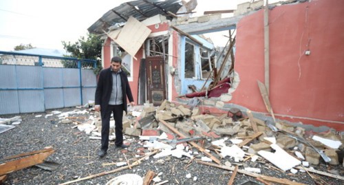 Житель Агдамского района на развалинах своего дома. Фото Азиза Каримова для "Кавказского узла".