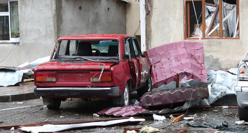 Автомобиль и здание, пострадавшие от обстрелов. Фото: Айк Багдасарян/Photolure./Reuters