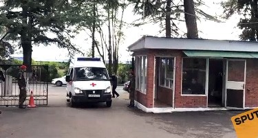 Автомобиль скорой помощи въезжает на территорию госпиталя в Сухуми. Кадр видео Спутник-Абхазия https://t.me/SputnikAbkhazia/3675 