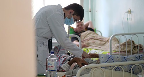 Врач осматривает пациента. Фото Вячеслава Прудникова для "Кавказского узла"