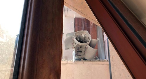 Не разорвавшийся снаряд в окне жилого дома. Фото Алвард Григорян для "Кавказского узла"