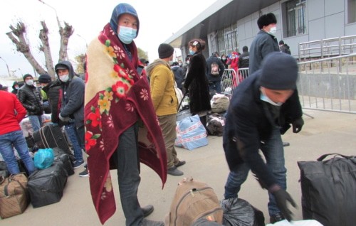 Мигранты из Узбекистана спасаются от холодоа в ожидании поезда. Фото Вячеслава Ященко для "Кавказского узла"