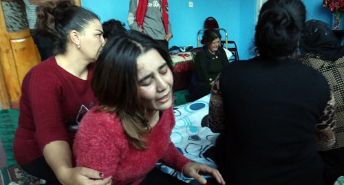 Женщины оплакивают гибель ребенка.  27 октября 2020 года.  Фото Азиза Каримова для "Кавказского узла"