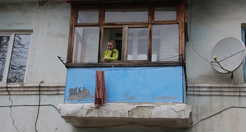 Разрушенный балкон дома. Гуково, 29 октября 2020 г. Фото Вячеслава Прудникова для "Кавказского узла"