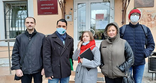 Мария Худоярова (в центре) возле здания суда. Фото Татьяны Филимоновой для "Кавказского узла"