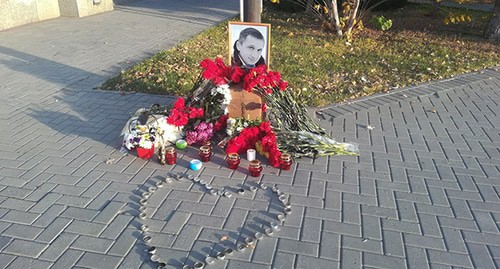 Около 50 сотрудников риелторских фирм принесли цветы к портрету Гребенюка. Волгоград, 2 ноября 2020 г. Фото Татьяны Филимоновой для "Кавказского узла"