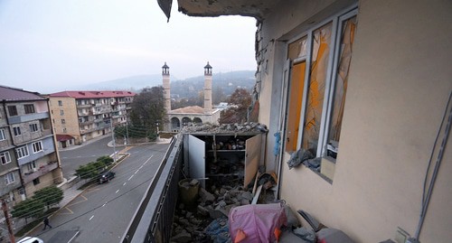 Вид с балкона поврежденного здания после недавнего обстрела города Шуши (Шуша), 3 ноября 2020 года. Фото: Ваграм Багдасарян/Photolure via REUTERS 
