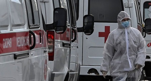 Медицинский работник возле машин скорой помощи. Фото: REUTERS/Alexey Malgavko