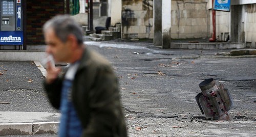 Житель Степанакерта возле неразорвавшегося снаряда. Октябрь 2020 г. Фото: REUTERS/Stringer
