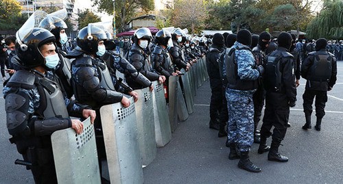 Полиция во время акции протеста. Ереван, 12 ноября 2020 г. Фото: Stepan Poghosyan/Photolure via REUTERS