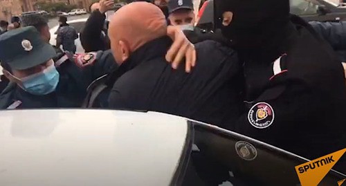 Полиция задерживает противника Пашиняна. 20 ноября 2020 г. Стоп-кадр видео https://www.youtube.com/watch?v=3A571AGO6Sc
