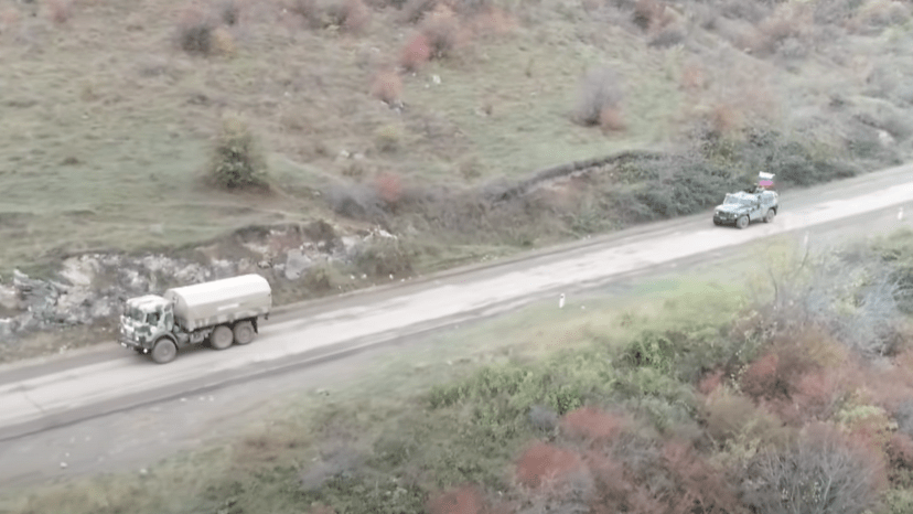 Азербайджанский транспорт в Нагорном Карабахе, сопровождаемый российскими миротворцами. Стоп-кадр видео https://youtu.be/5IhmwOYyZPA