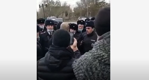 Митинг полицейских в Кизляре. Стоп-кадр видео https://www.youtube.com/watch?v=lDeSAkiHWr8&feature=emb_logo