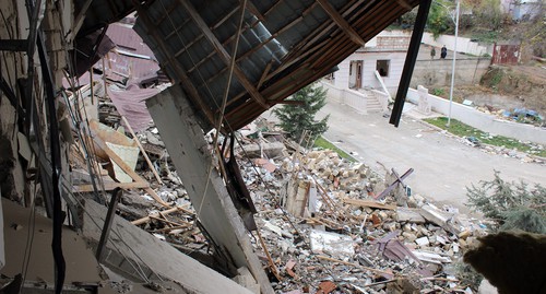 Разрушенное здание в Степанакерте. 15 ноября 2020 г. Фото Армине Мартиросян для "Кавказского узла"