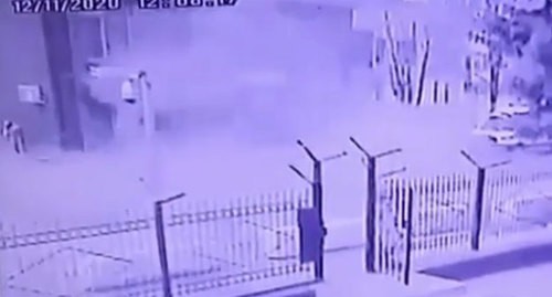 Кадр видеозаписи момента взрыва у отдела ФСБ в Карачаево-Черкесии https://www.vesti.ru/article/2498022