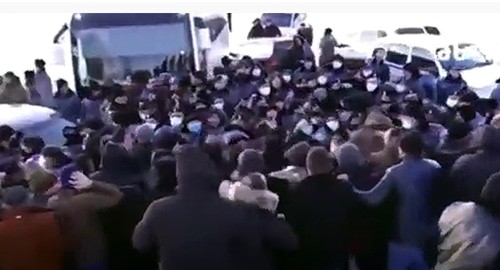 Стычка между сотрудниками полиции и протестующими на трассе в Сюникской области Армении. Кадр видео 
Zara M_ https://www.youtube.com/watch?v=t8kItiZvjP0&feature=emb_logo